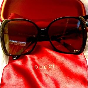 Black large rimmed sunglasses